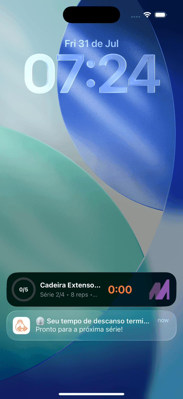 Tela bloqueada do iPhone com a Live Activity do treino do TreinoAI — Cadeira Extensora, série 2 de 4 com 8 repetições — e a notificação avisando que o tempo de descanso terminou